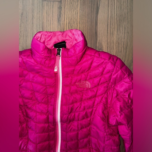 The North Face Girls' Thermoball Jacket - Picture 2 of 10